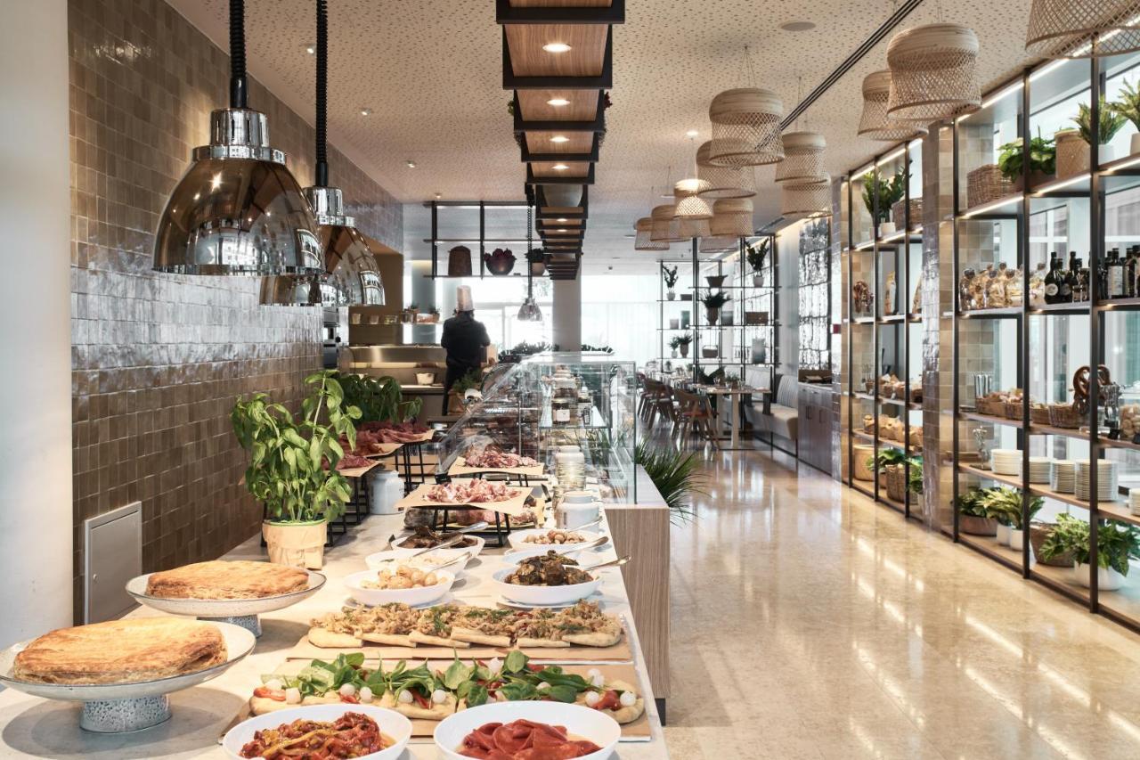 Falkensteiner Hotel & Spa Jesolo Dış mekan fotoğraf The buffet at the hotel