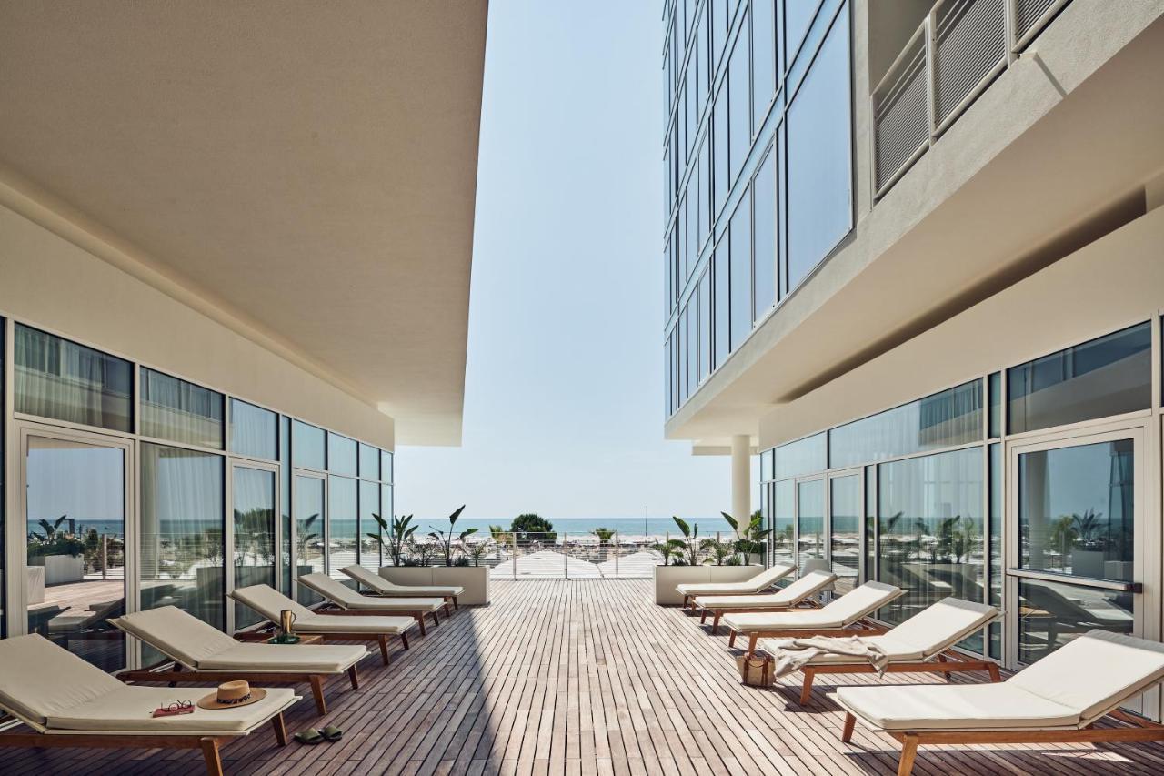 Falkensteiner Hotel & Spa Jesolo Dış mekan fotoğraf The rooftop pool at the hotel